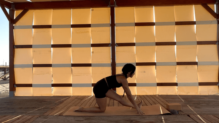 Vinyasa hacia Hanumanasana (split)